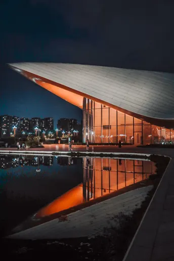 夜晚照亮的大型建筑与城市背景