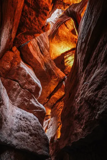 洞穴的墙壁被光照亮了