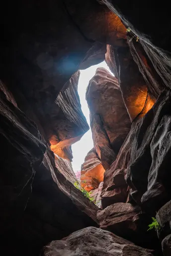 岩石峡谷中的一个洞穴透出光线