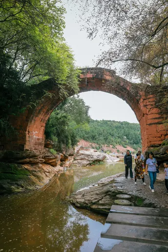 人们在河上的桥下走