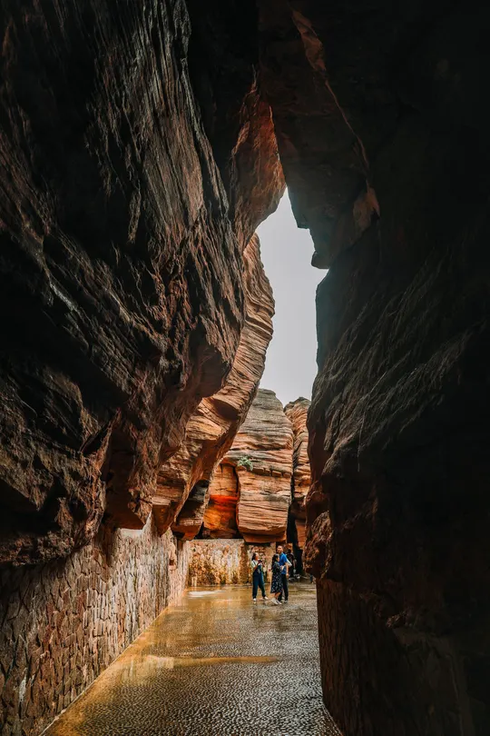 岩石中的隧道中行走的人们