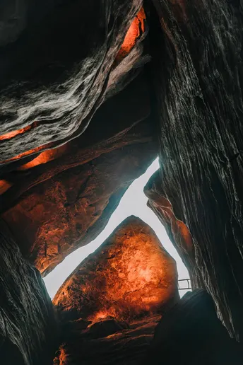 洞穴中透过窗户的光线