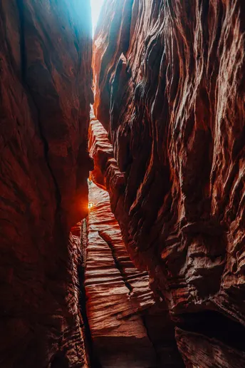 太阳透过一个狭窄的峡谷