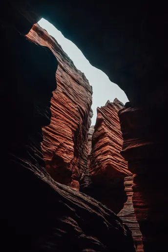 太阳通过岩石形成的裂缝照射到天空