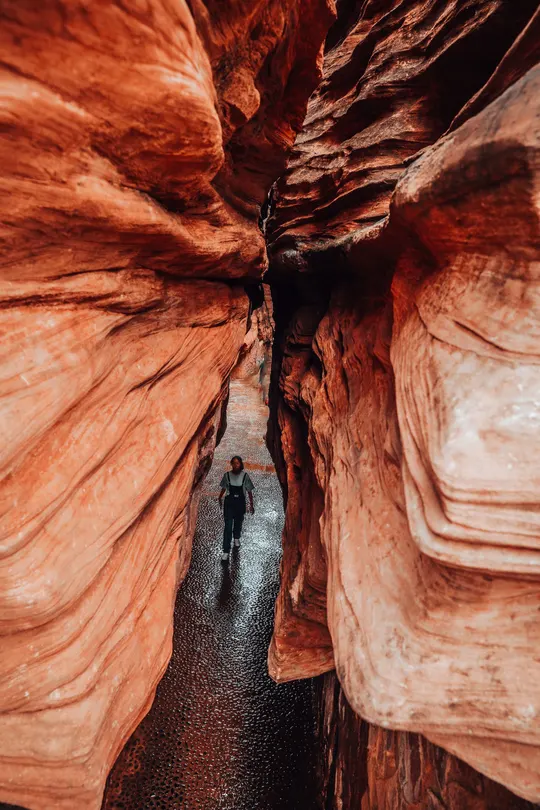 一个穿过狭窄缝隙峡谷的男人