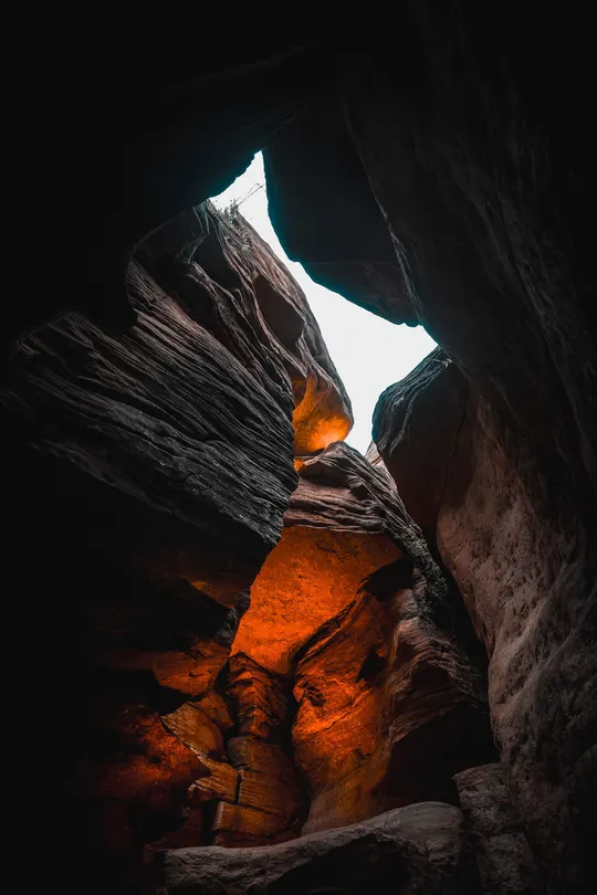 黑暗洞穴中有一处开口 光线透过。