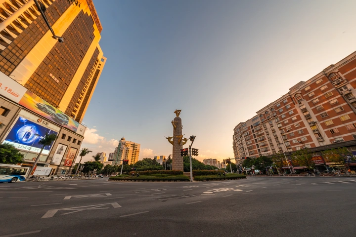 笑迎四方客，喜纳八方才