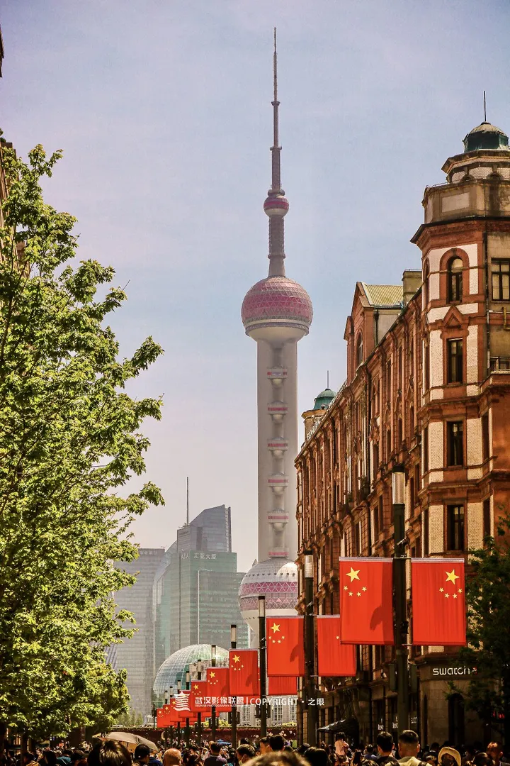 在南京路步行街看东方明珠