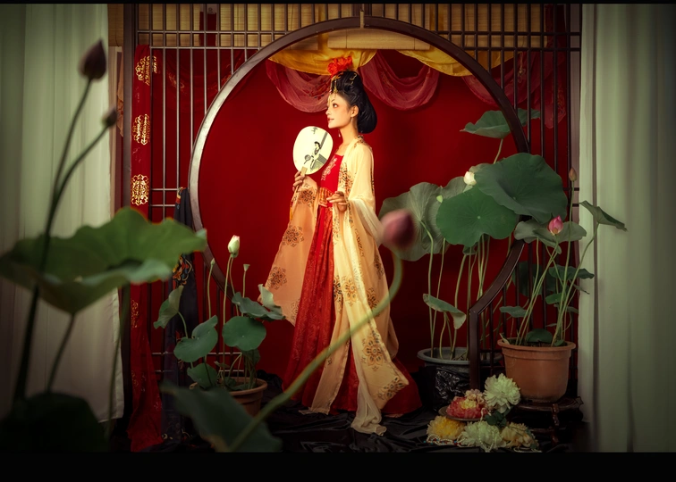 一个穿着红色连衣裙拿着钟的女人