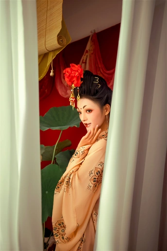 一个穿着传统和服和红花的年轻女子