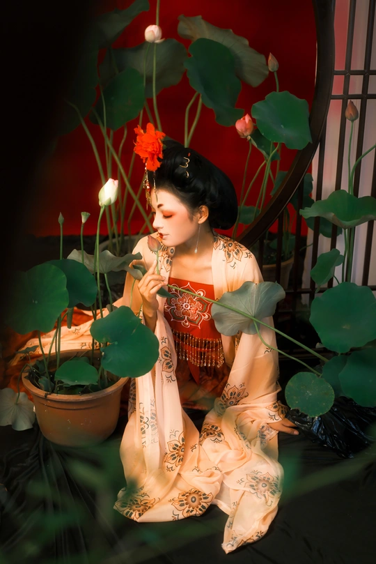 一个拿着红花的女人的雕像