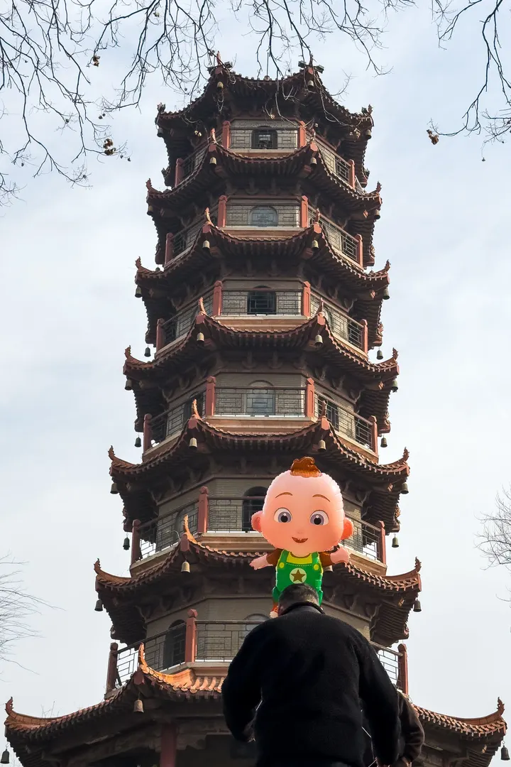 萌娃邂逅古塔