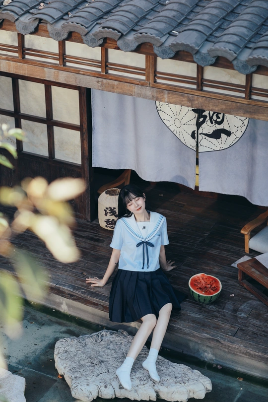 坐在房子地板上的年轻女子