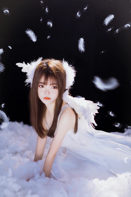 穿白色连衣裙的年轻女子在天空飞翔