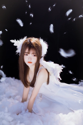 穿白色连衣裙的年轻女子在天空飞翔