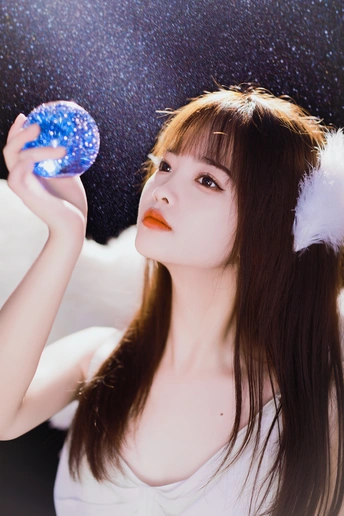 一位年轻女子拿着一个蓝色带白色星星的球