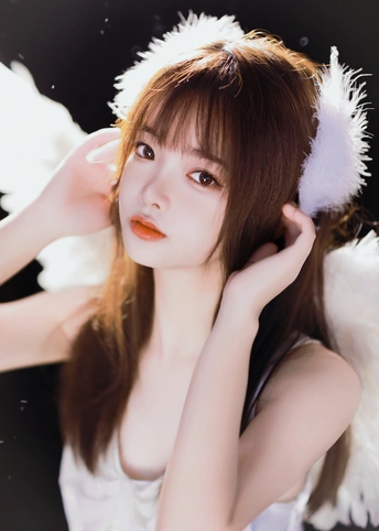 一个穿着白色连衣裙 头上有翅膀的年轻女子