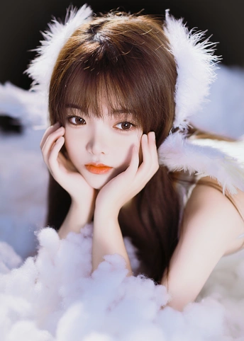 云中的年轻美女肖像