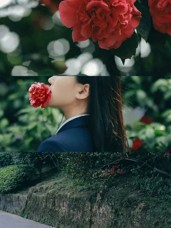 一位头戴红玫瑰的女性在树下