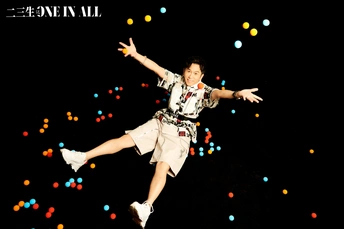 一个年轻人跳起来 周围飘着彩纸屑。