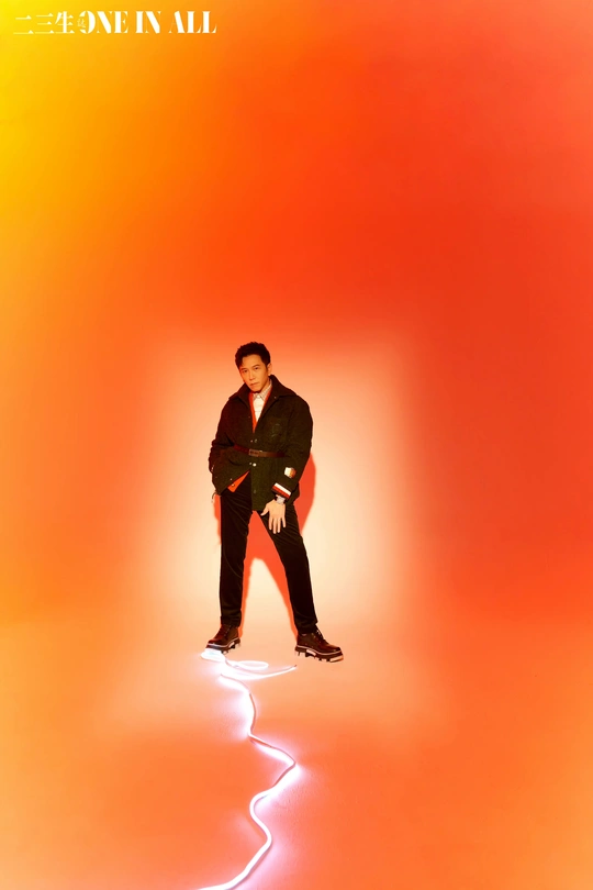 一个穿西装的男子 背景为橙色。