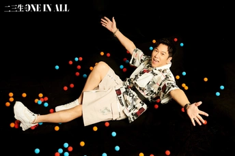 一个穿着连衣裙的年轻女子在滑板上跳跃 网球拍在空中漂浮。