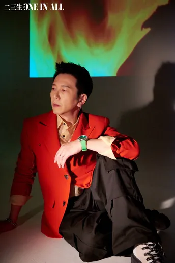 一个穿着红色外套的男人坐在跑道上