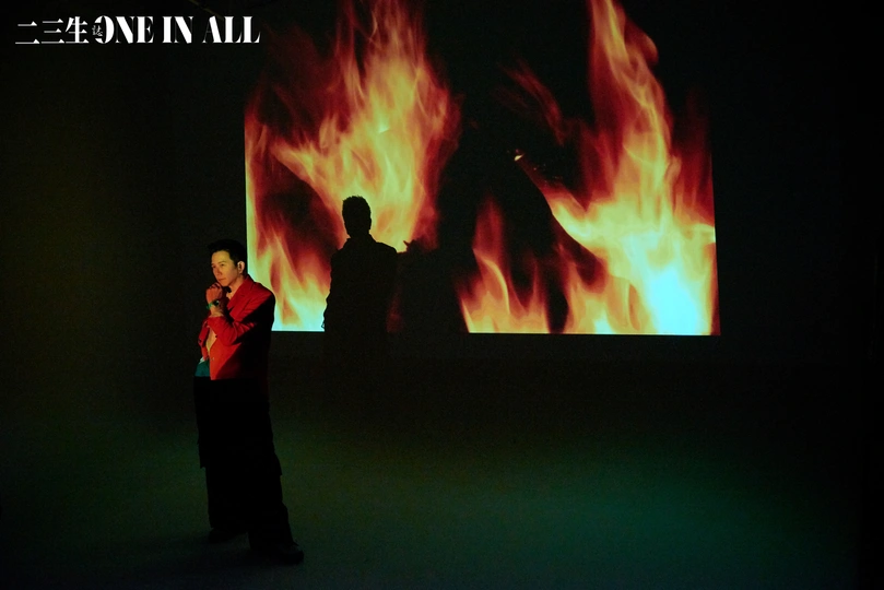 一个男子和一个女子站在电视机前面