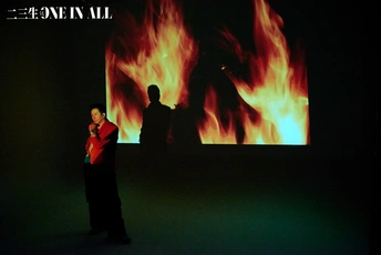 一个男子和一个女子站在电视机前面