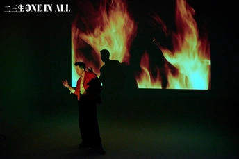 一些人站在火前