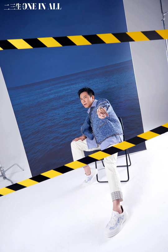 一个坐在黄色椅子前的男人画像前的模特