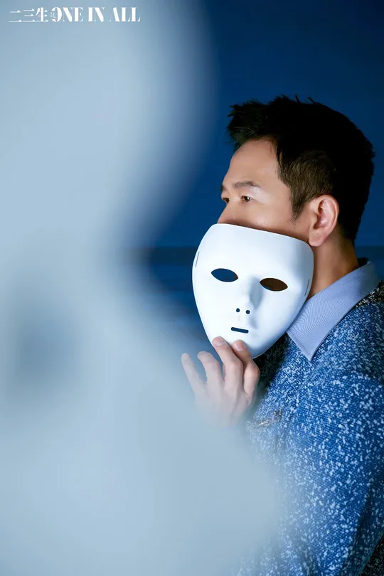 一个人戴着面具遮住脸