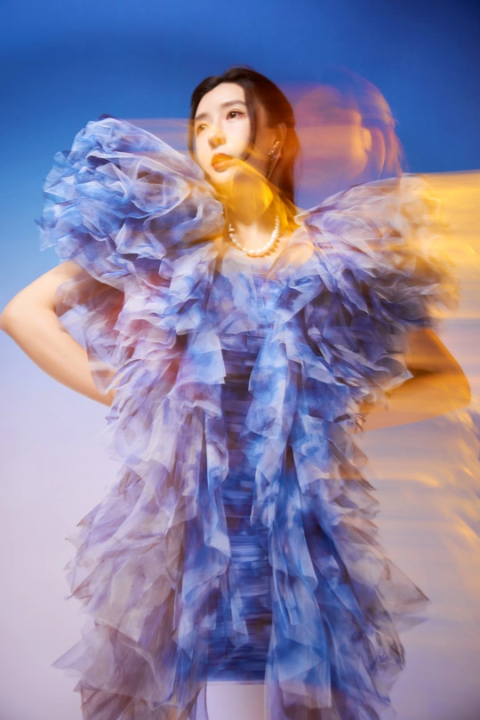 一位穿着蓝色连衣裙的女士的图像