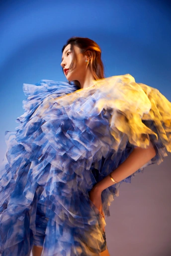 蓝色背景上穿着蓝色连衣裙的女人