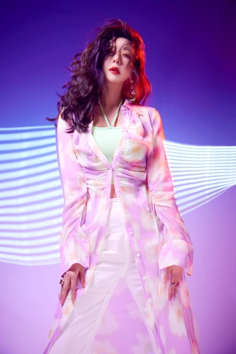 白色连衣裙上的蓝色背景中的模型