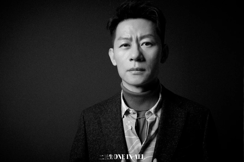 一张黑白照片 一位穿着西装打领带的男子