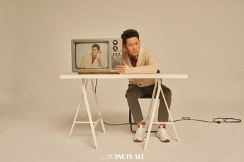 一个坐在小桌子旁边的小电视上的人