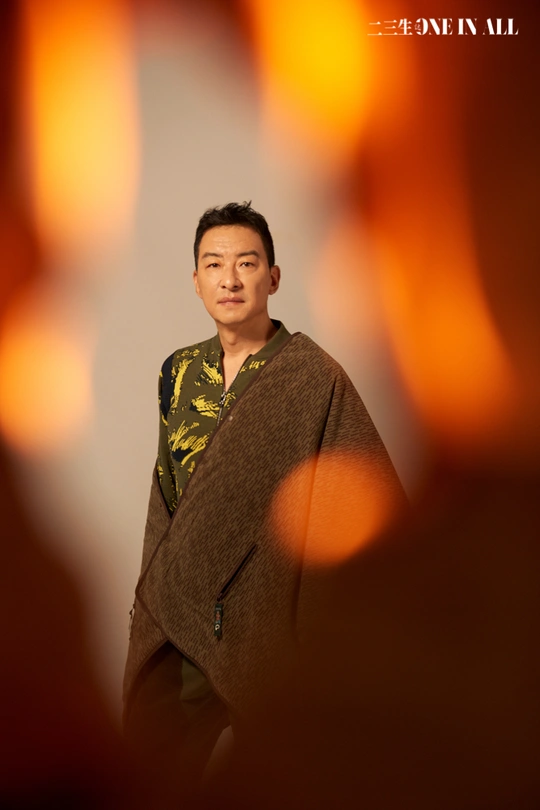 站在镜子前面的年轻人