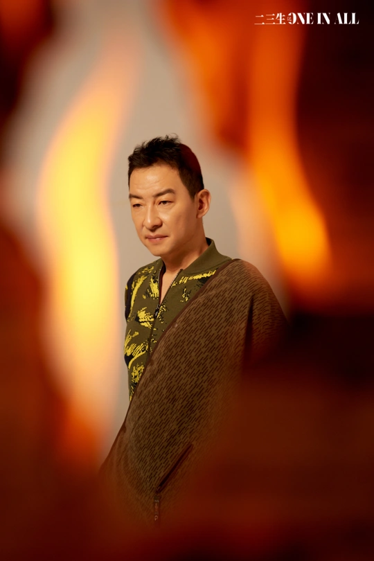 站在火前的一个人