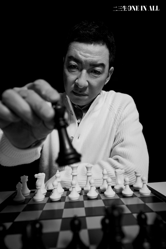 一张老照片 一位男子正在下棋。