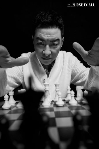 一个在棋盘上下棋的男人