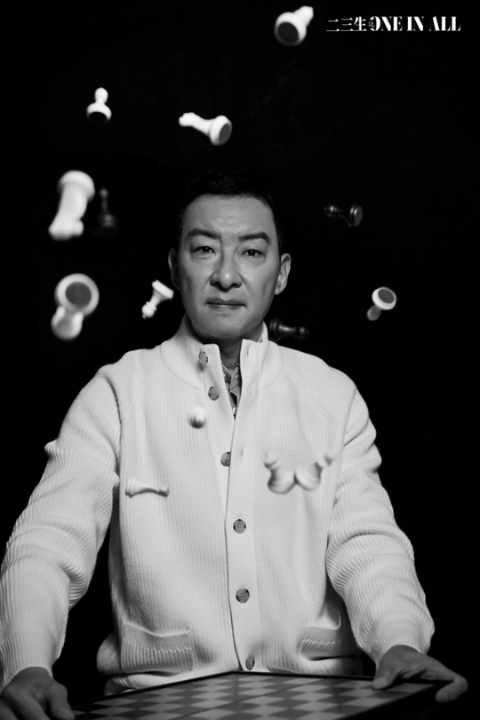 一张黑白照片 一个男人坐在桌子旁