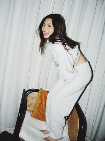 一位坐在白色椅子上的女性正在摆姿势