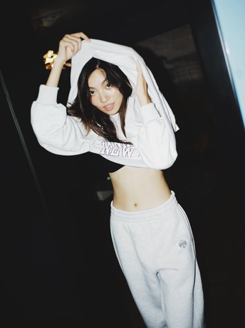 一个穿白色连帽衫的女人拿着手机