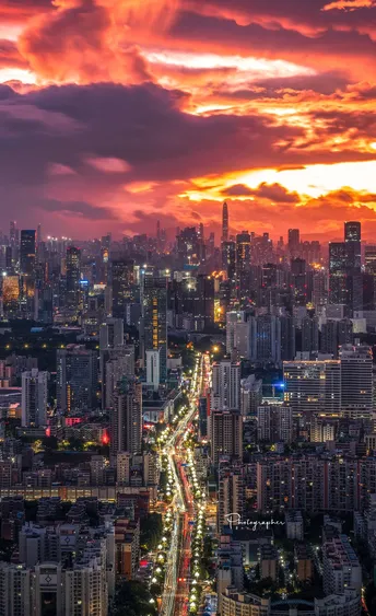 夜晚城市的夜景 天空泛红