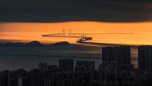 日落时金门大桥和旧金山的天际线