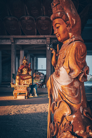一尊巨大的佛像屹立在寺庙内部。