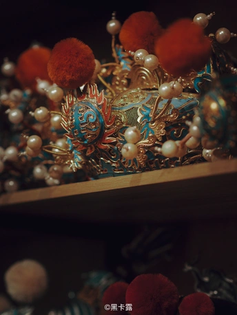 一颗珍珠制成的王冠 放在书架上。