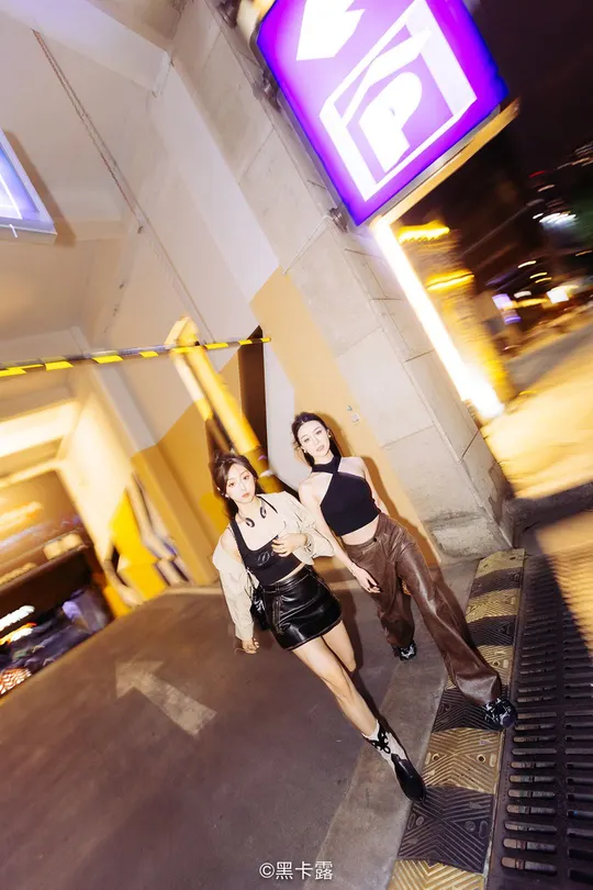 一些年轻女性晚上走在街上
