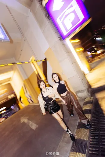 一些年轻女性晚上走在街上